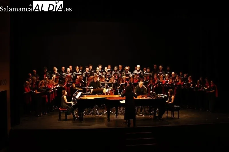 El Coro Ars Nova y el Orfeón Burgalés interpretan 'Carmina Burana' en el Teatro Unicaja de Salamanca. Fotos: David Sañudo