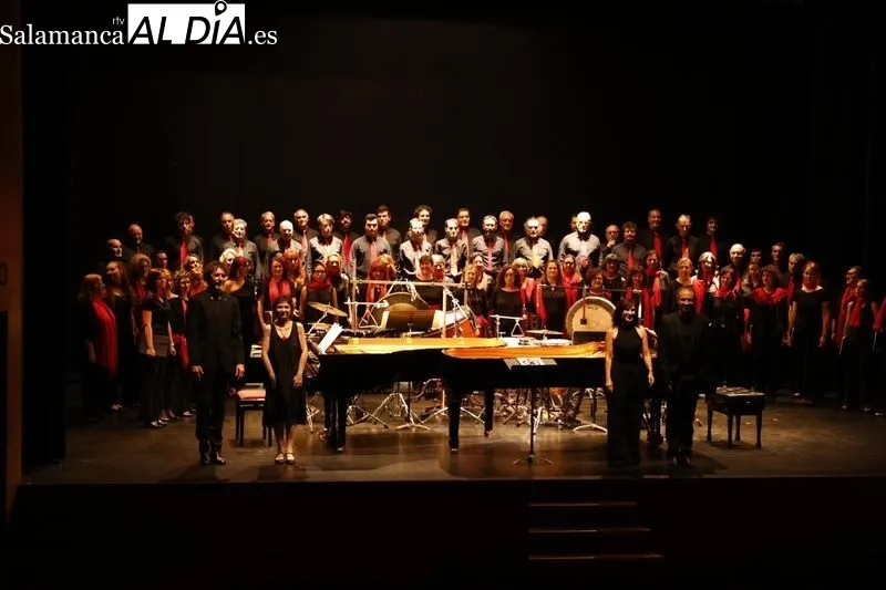 El Coro Ars Nova y el Orfeón Burgalés interpretan 'Carmina Burana' en el Teatro Unicaja de Salamanca. Fotos: David Sañudo