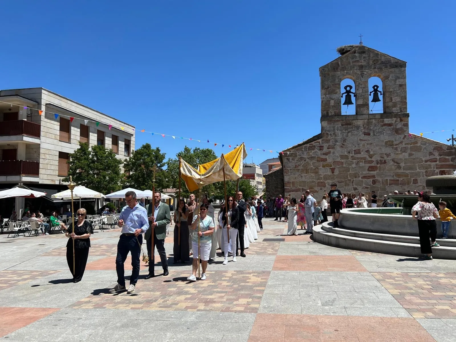 Carbajosa celebra la procesión del Corpus y la I Fiesta del Motor. 