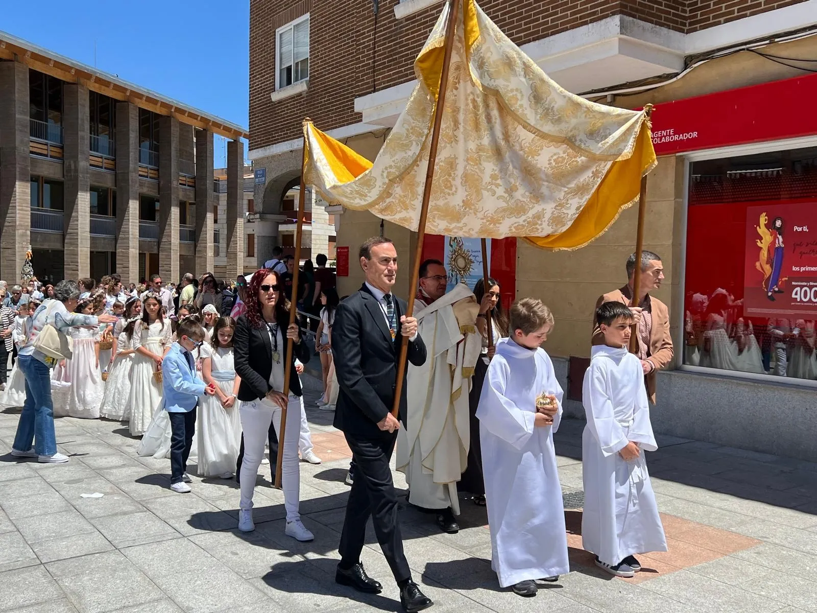 Carbajosa celebra la procesión del Corpus y la I Fiesta del Motor. 