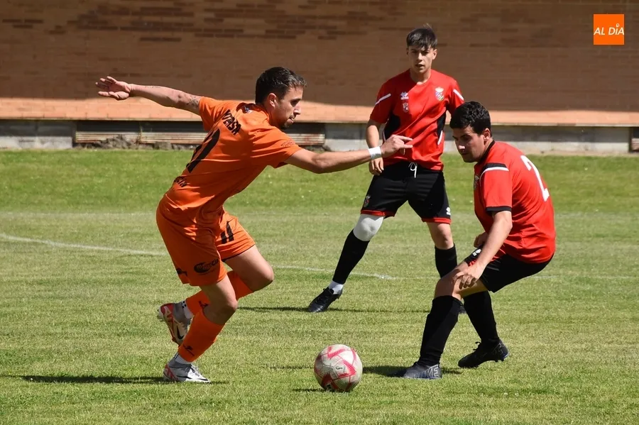 Foto 2 - Un hat-trick de Jes&uacute;s Guerrero cimenta el adi&oacute;s con victoria de la UD Mirobrigense ante su afici&oacute;n
