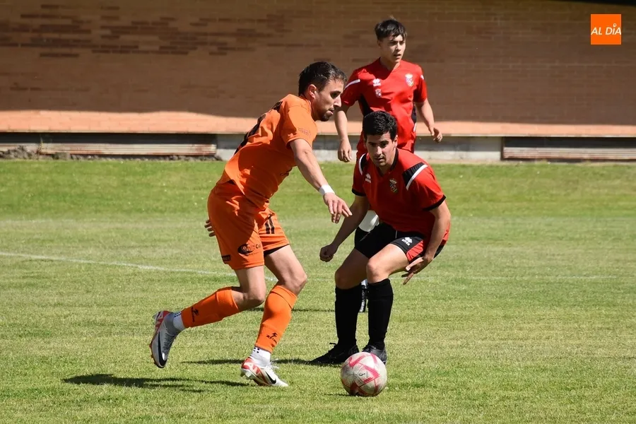 Foto 3 - Un hat-trick de Jes&uacute;s Guerrero cimenta el adi&oacute;s con victoria de la UD Mirobrigense ante su afici&oacute;n