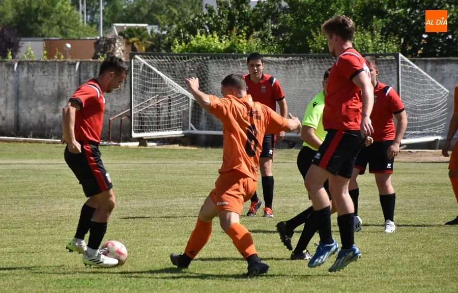 Foto 4 - Un hat-trick de Jes&uacute;s Guerrero cimenta el adi&oacute;s con victoria de la UD Mirobrigense ante su afici&oacute;n