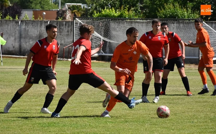 Foto 5 - Un hat-trick de Jes&uacute;s Guerrero cimenta el adi&oacute;s con victoria de la UD Mirobrigense ante su afici&oacute;n