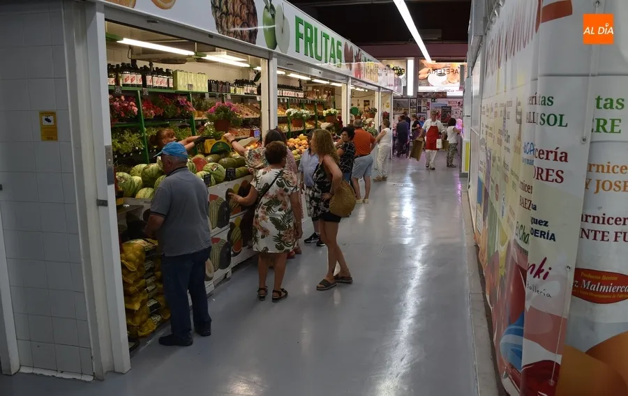 Foto 3 - Retoma su actividad habitual el Mercado de Abastos mirobrigense