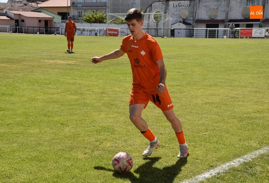 Foto 6 - Un hat-trick de Jes&uacute;s Guerrero cimenta el adi&oacute;s con victoria de la UD Mirobrigense ante su afici&oacute;n