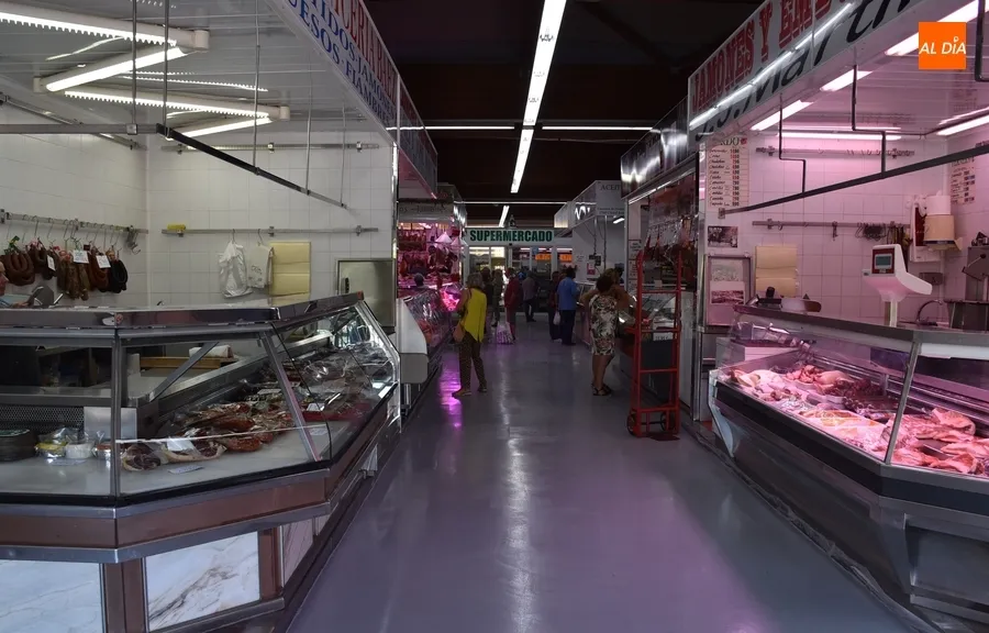 Foto 5 - Retoma su actividad habitual el Mercado de Abastos mirobrigense