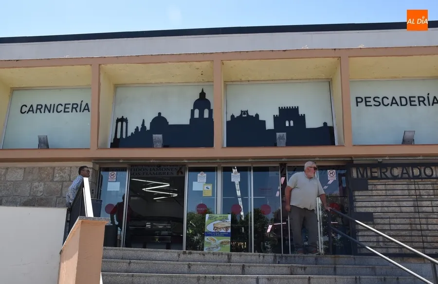 Foto 6 - Retoma su actividad habitual el Mercado de Abastos mirobrigense