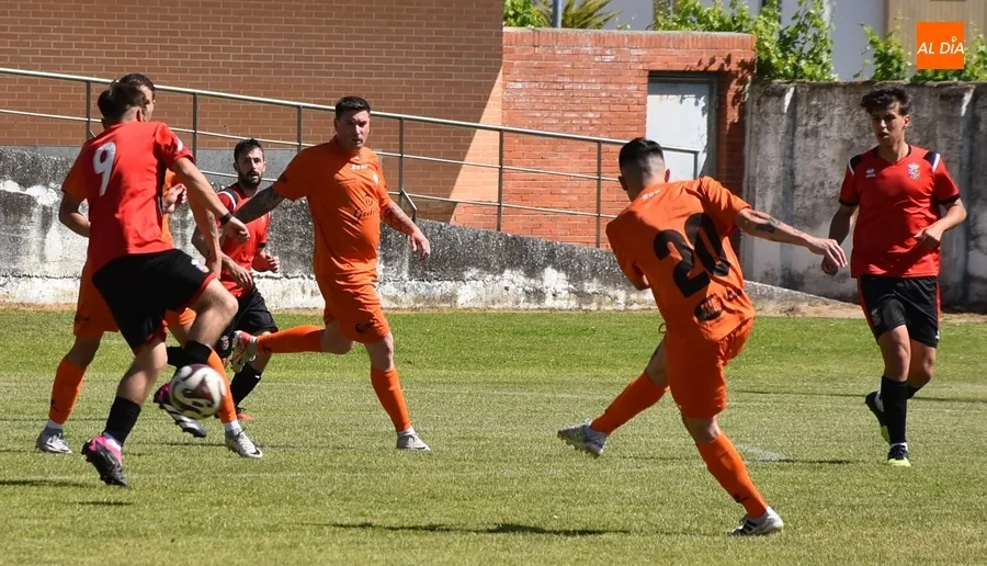 Foto 8 - Un hat-trick de Jes&uacute;s Guerrero cimenta el adi&oacute;s con victoria de la UD Mirobrigense ante su afici&oacute;n