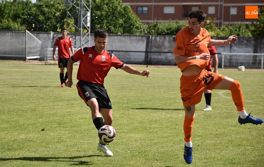 Foto 9 - Un hat-trick de Jes&uacute;s Guerrero cimenta el adi&oacute;s con victoria de la UD Mirobrigense ante su afici&oacute;n