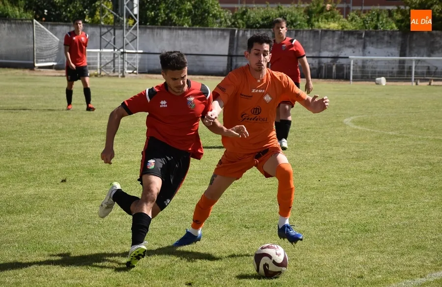 Foto 10 - Un hat-trick de Jes&uacute;s Guerrero cimenta el adi&oacute;s con victoria de la UD Mirobrigense ante su afici&oacute;n