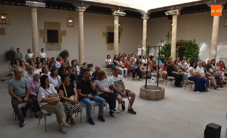 Foto 3 - Ciudad Rodrigo arropa a Fran L&oacute;pez Gal&aacute;n en la presentaci&oacute;n en su tierra de su 1&ordf; novela
