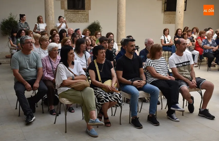 Foto 4 - Ciudad Rodrigo arropa a Fran L&oacute;pez Gal&aacute;n en la presentaci&oacute;n en su tierra de su 1&ordf; novela