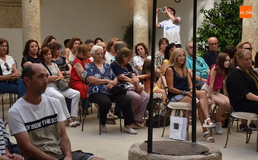 Foto 5 - Ciudad Rodrigo arropa a Fran L&oacute;pez Gal&aacute;n en la presentaci&oacute;n en su tierra de su 1&ordf; novela