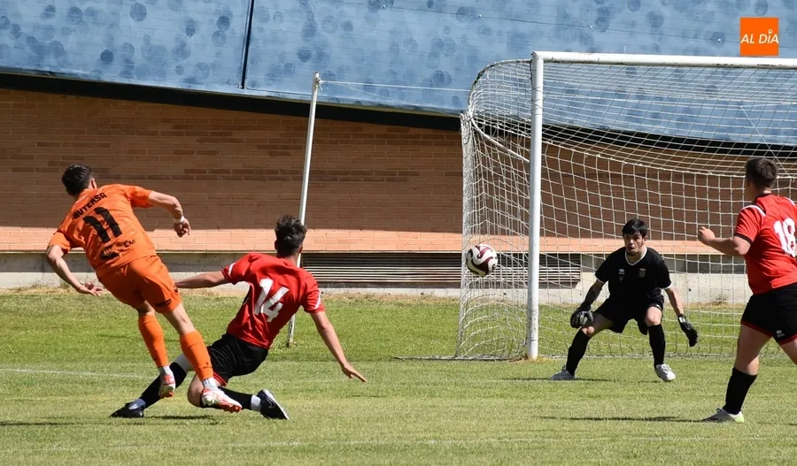 Foto 11 - Un hat-trick de Jes&uacute;s Guerrero cimenta el adi&oacute;s con victoria de la UD Mirobrigense ante su afici&oacute;n