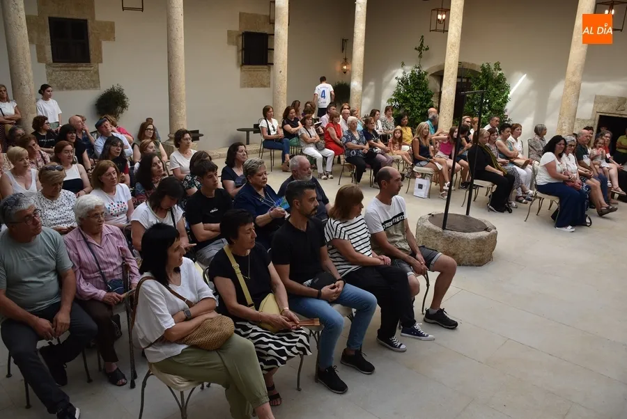 Foto 7 - Ciudad Rodrigo arropa a Fran L&oacute;pez Gal&aacute;n en la presentaci&oacute;n en su tierra de su 1&ordf; novela