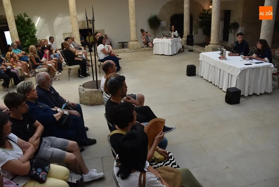 Foto 8 - Ciudad Rodrigo arropa a Fran L&oacute;pez Gal&aacute;n en la presentaci&oacute;n en su tierra de su 1&ordf; novela