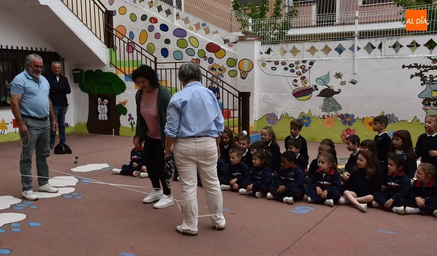 Foto 3 - Los m&aacute;s peques de Misioneras-Santa Teresa descubren c&oacute;mo se jugaba d&eacute;cadas atr&aacute;s
