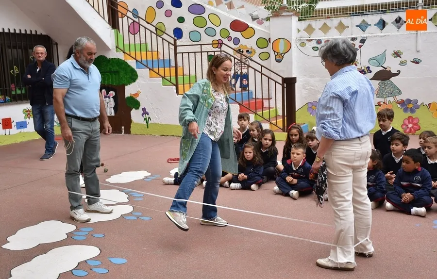 Foto 4 - Los m&aacute;s peques de Misioneras-Santa Teresa descubren c&oacute;mo se jugaba d&eacute;cadas atr&aacute;s