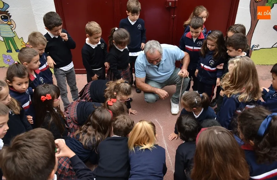 Foto 5 - Los m&aacute;s peques de Misioneras-Santa Teresa descubren c&oacute;mo se jugaba d&eacute;cadas atr&aacute;s