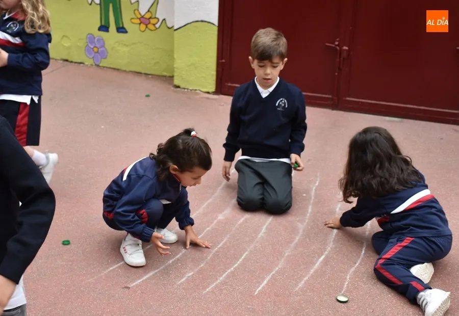 Foto 6 - Los m&aacute;s peques de Misioneras-Santa Teresa descubren c&oacute;mo se jugaba d&eacute;cadas atr&aacute;s
