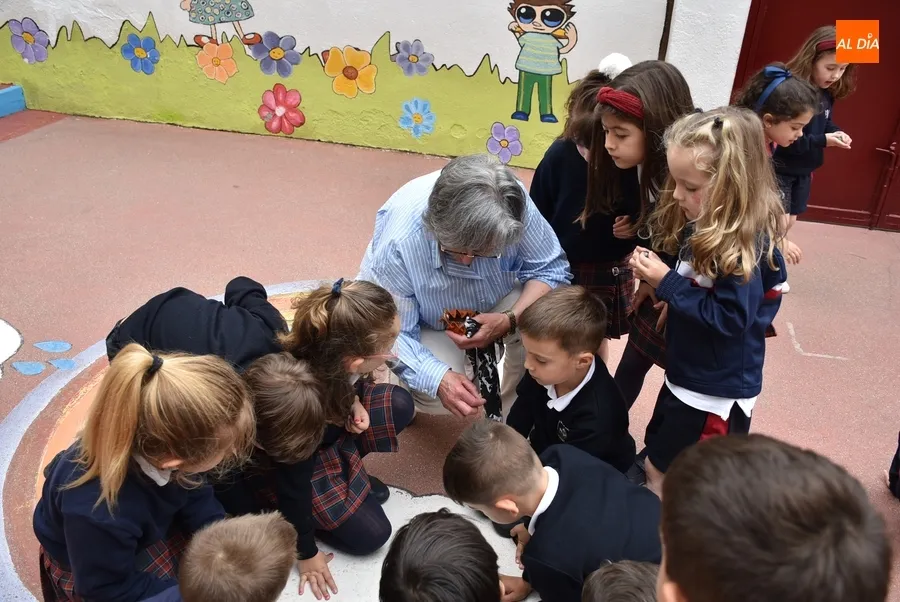 Foto 7 - Los m&aacute;s peques de Misioneras-Santa Teresa descubren c&oacute;mo se jugaba d&eacute;cadas atr&aacute;s