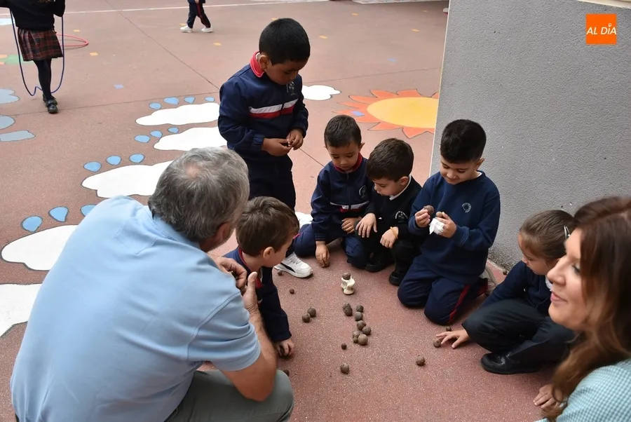 Foto 8 - Los m&aacute;s peques de Misioneras-Santa Teresa descubren c&oacute;mo se jugaba d&eacute;cadas atr&aacute;s