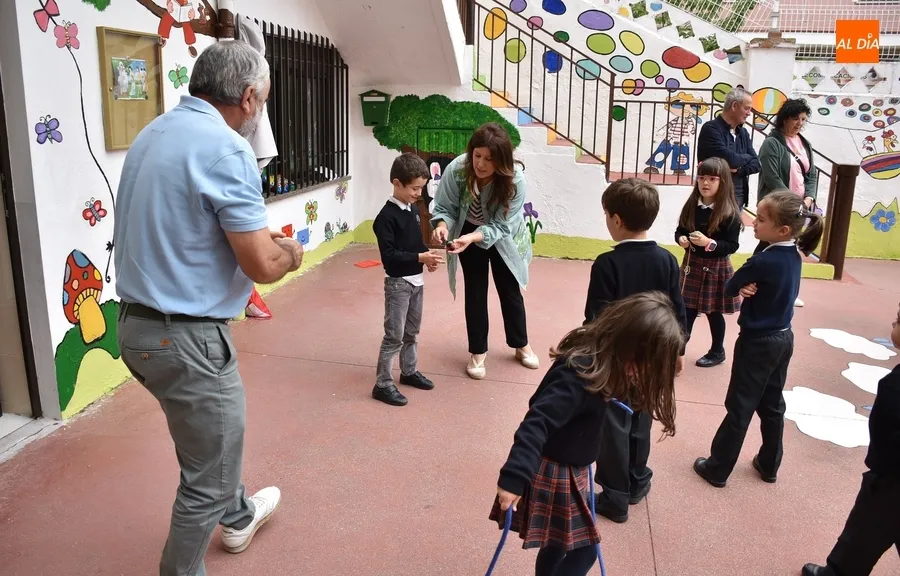 Foto 10 - Los m&aacute;s peques de Misioneras-Santa Teresa descubren c&oacute;mo se jugaba d&eacute;cadas atr&aacute;s