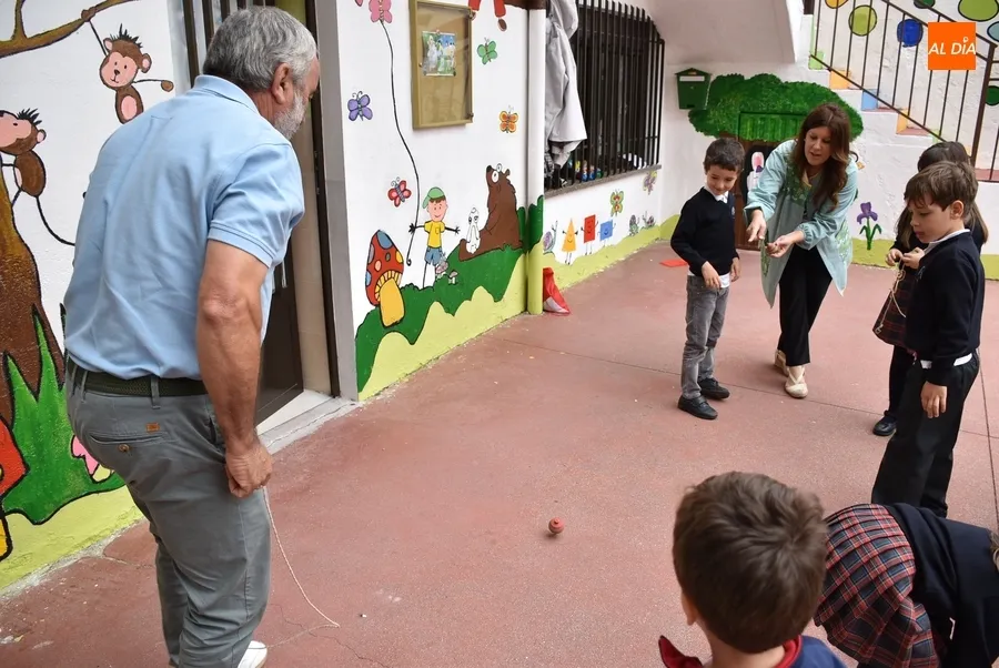 Foto 11 - Los m&aacute;s peques de Misioneras-Santa Teresa descubren c&oacute;mo se jugaba d&eacute;cadas atr&aacute;s