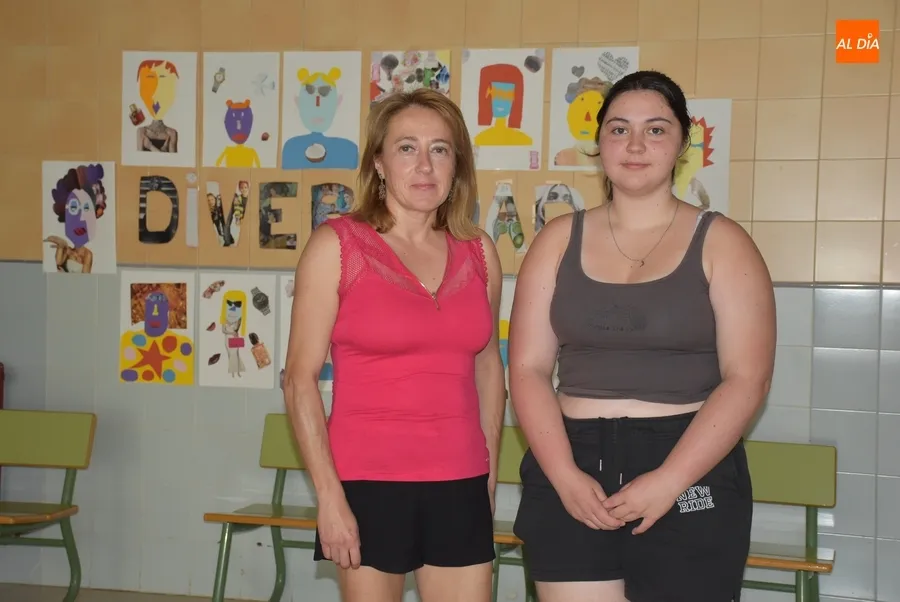 La directora del IES, Raquel Abalde, junto a Yisela Salazar