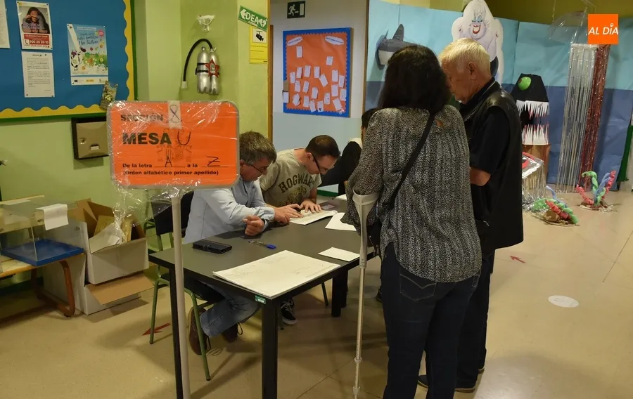 Foto 2 - Tranquila ma&ntilde;ana en los colegios con una votante esperando 40 minutos a que abriese el suyo