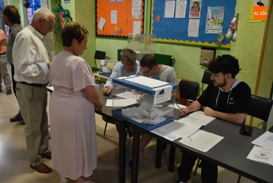 Foto 3 - Tranquila ma&ntilde;ana en los colegios con una votante esperando 40 minutos a que abriese el suyo