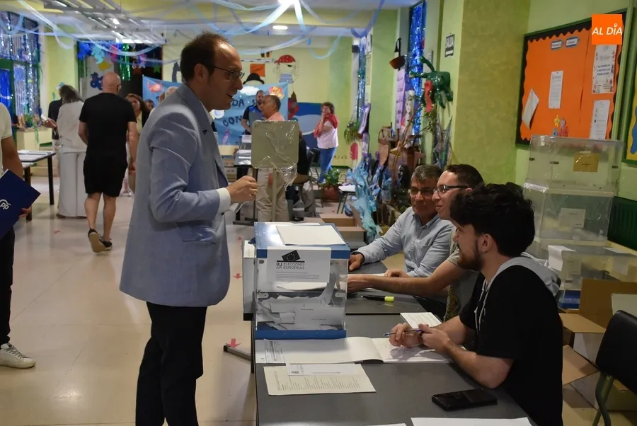 Foto 4 - Tranquila ma&ntilde;ana en los colegios con una votante esperando 40 minutos a que abriese el suyo