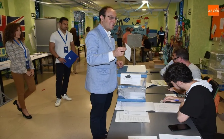 Foto 5 - Tranquila ma&ntilde;ana en los colegios con una votante esperando 40 minutos a que abriese el suyo