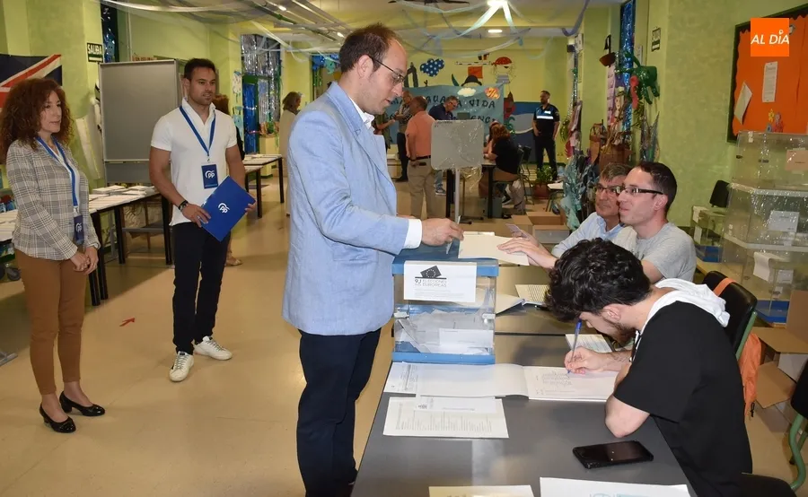 Foto 6 - Tranquila ma&ntilde;ana en los colegios con una votante esperando 40 minutos a que abriese el suyo