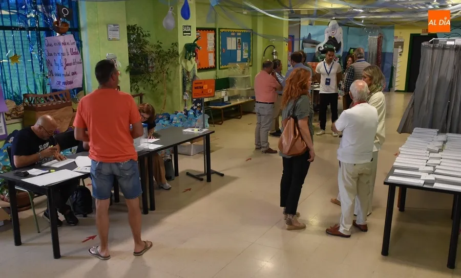 Foto 10 - Tranquila ma&ntilde;ana en los colegios con una votante esperando 40 minutos a que abriese el suyo