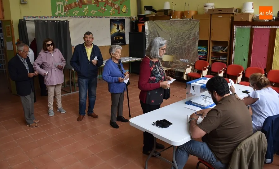 Foto 11 - Tranquila ma&ntilde;ana en los colegios con una votante esperando 40 minutos a que abriese el suyo