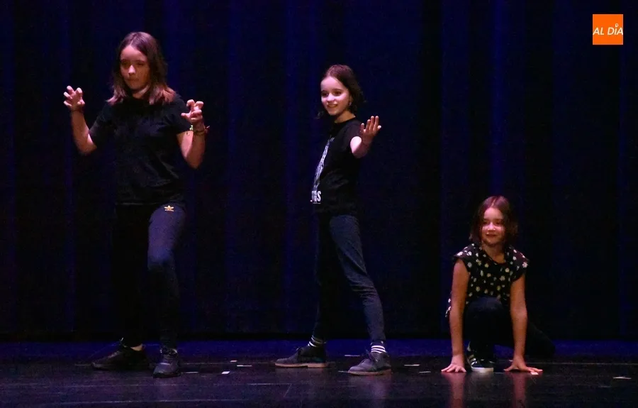 Foto 8 - La Escuela de Teatro se sube al escenario para mostrar lo trabajado a lo largo del curso