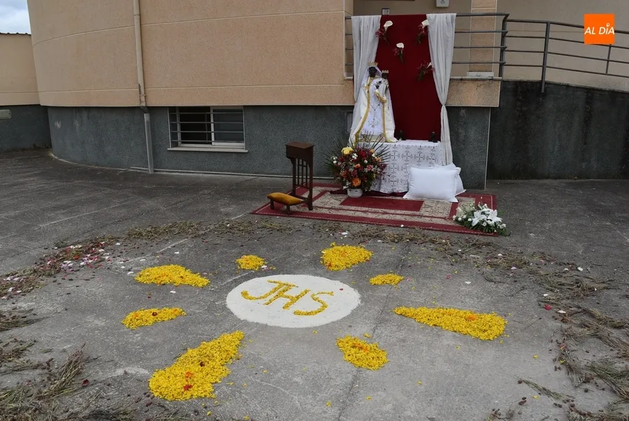 Foto 3 - Dos ni&ntilde;os comulgan en El Salvador antes de una procesi&oacute;n con una Virgen Morena y otra &lsquo;real&rsquo;