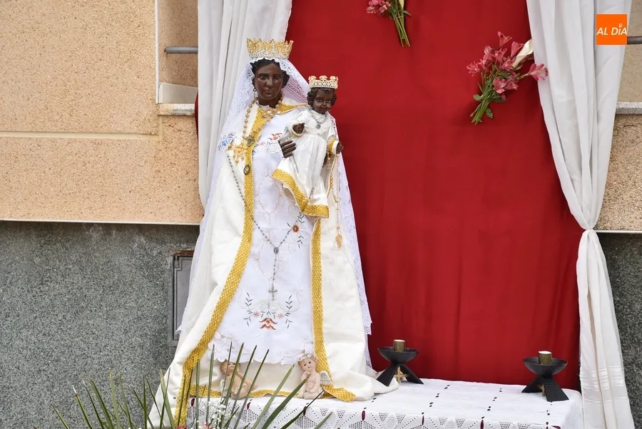 Foto 5 - Dos ni&ntilde;os comulgan en El Salvador antes de una procesi&oacute;n con una Virgen Morena y otra &lsquo;real&rsquo;