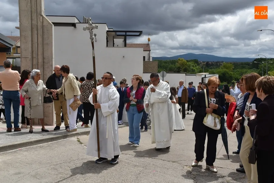 Foto 6 - Dos ni&ntilde;os comulgan en El Salvador antes de una procesi&oacute;n con una Virgen Morena y otra &lsquo;real&rsquo;