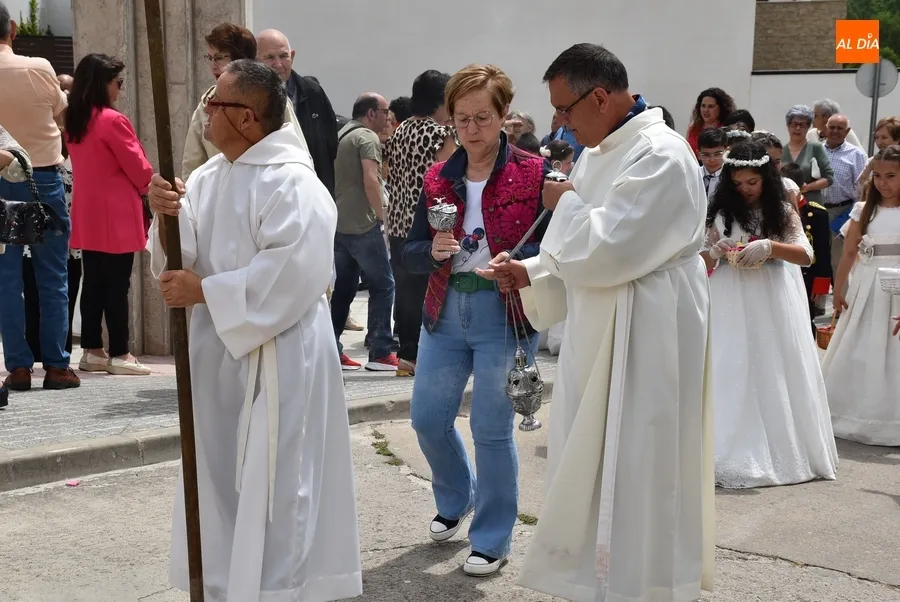 Foto 7 - Dos ni&ntilde;os comulgan en El Salvador antes de una procesi&oacute;n con una Virgen Morena y otra &lsquo;real&rsquo;