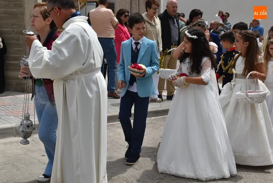 Foto 8 - Dos ni&ntilde;os comulgan en El Salvador antes de una procesi&oacute;n con una Virgen Morena y otra &lsquo;real&rsquo;