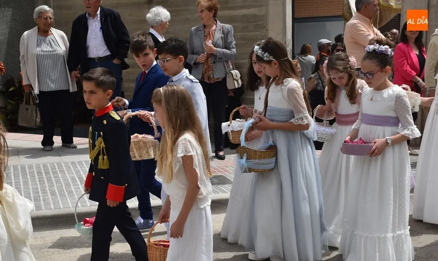 Foto 9 - Dos ni&ntilde;os comulgan en El Salvador antes de una procesi&oacute;n con una Virgen Morena y otra &lsquo;real&rsquo;