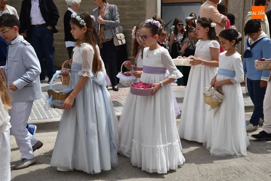 Foto 10 - Dos ni&ntilde;os comulgan en El Salvador antes de una procesi&oacute;n con una Virgen Morena y otra &lsquo;real&rsquo;