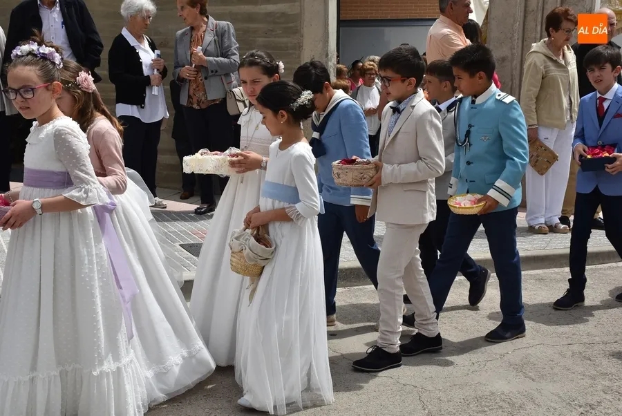 Foto 11 - Dos ni&ntilde;os comulgan en El Salvador antes de una procesi&oacute;n con una Virgen Morena y otra &lsquo;real&rsquo;