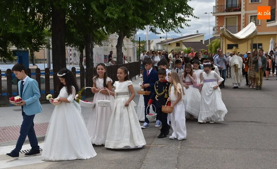 Foto 2 - Dos ni&ntilde;os comulgan en El Salvador antes de una procesi&oacute;n con una Virgen Morena y otra &lsquo;real&rsquo;