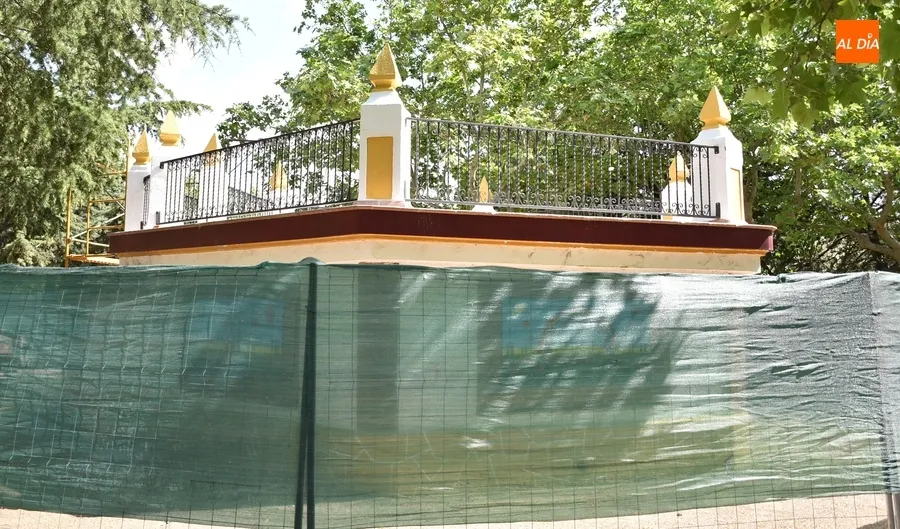 Foto 2 - Desplegada la nueva barandilla de la terraza del templete de La Glorieta