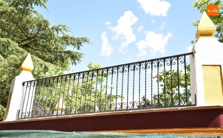 Foto 4 - Desplegada la nueva barandilla de la terraza del templete de La Glorieta