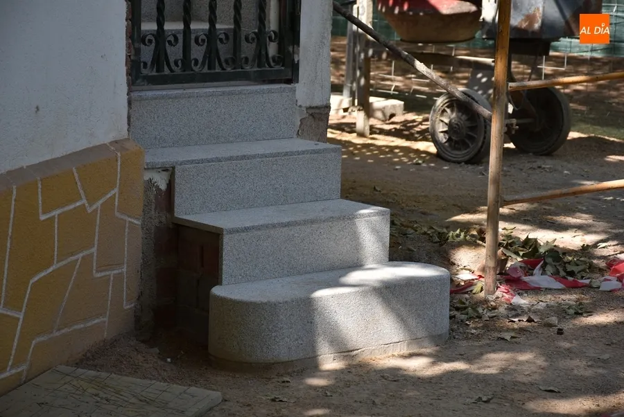 Foto 5 - Desplegada la nueva barandilla de la terraza del templete de La Glorieta